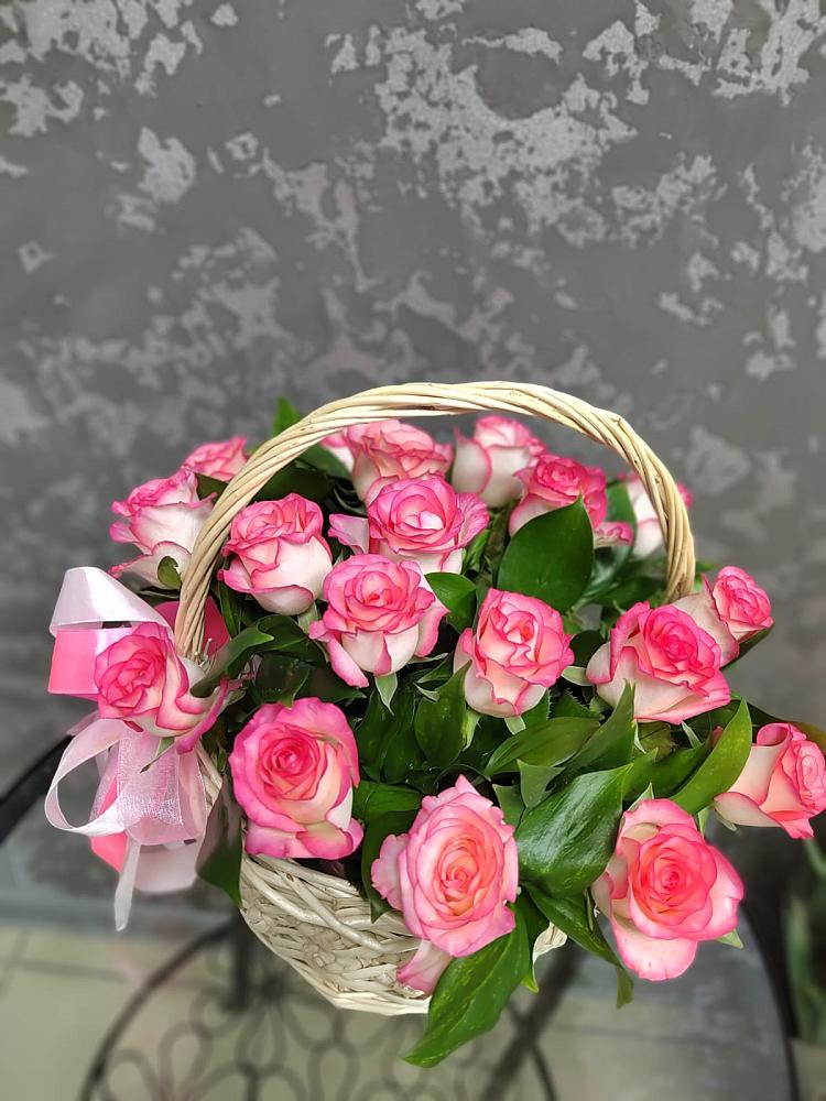 Цветочная композиция из Розы в корзине в Новокумском