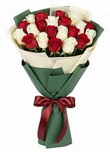 Букет Микс из красных и белых роз в Новокумском