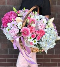Композиция солнечный день в Новокумском Цветочная композиция из Розы, Хризантемы, Пионы и Лизиантусы в корзине в Новокумском