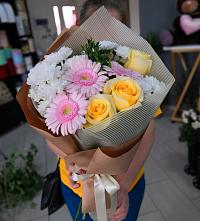 Букет цветов из:  Герберы, Розы и Хризантемы в Новокумском