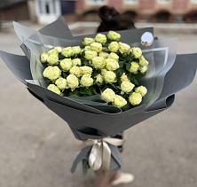 Букет Белые кустовые розы Солинеро в Новокумском