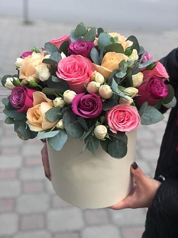 Цветочная композиция из Розы в шляпной коробке в Новокумском