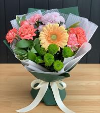 Букет цветов из:  Гвоздики, Розы, Герберы и Хризантемы в Новокумском