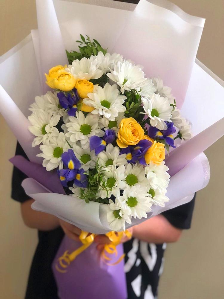 Букет цветов из: Ирисы, Хризантемы и Розы в Новокумском