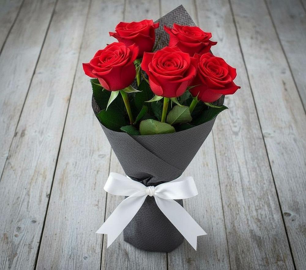 Букет 5 Красных роз Эдлесс Лав в Новокумском