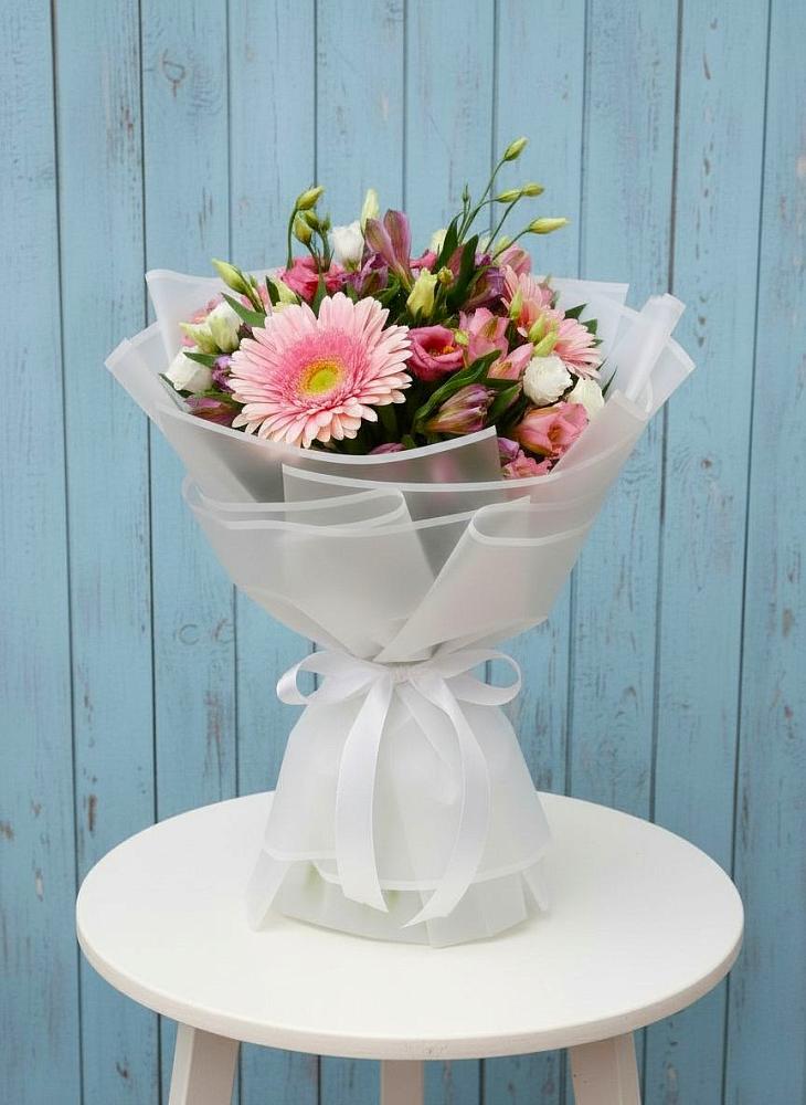 Букет цветов из: Герберы, Альстромерии и Лизиантусы в Новокумском