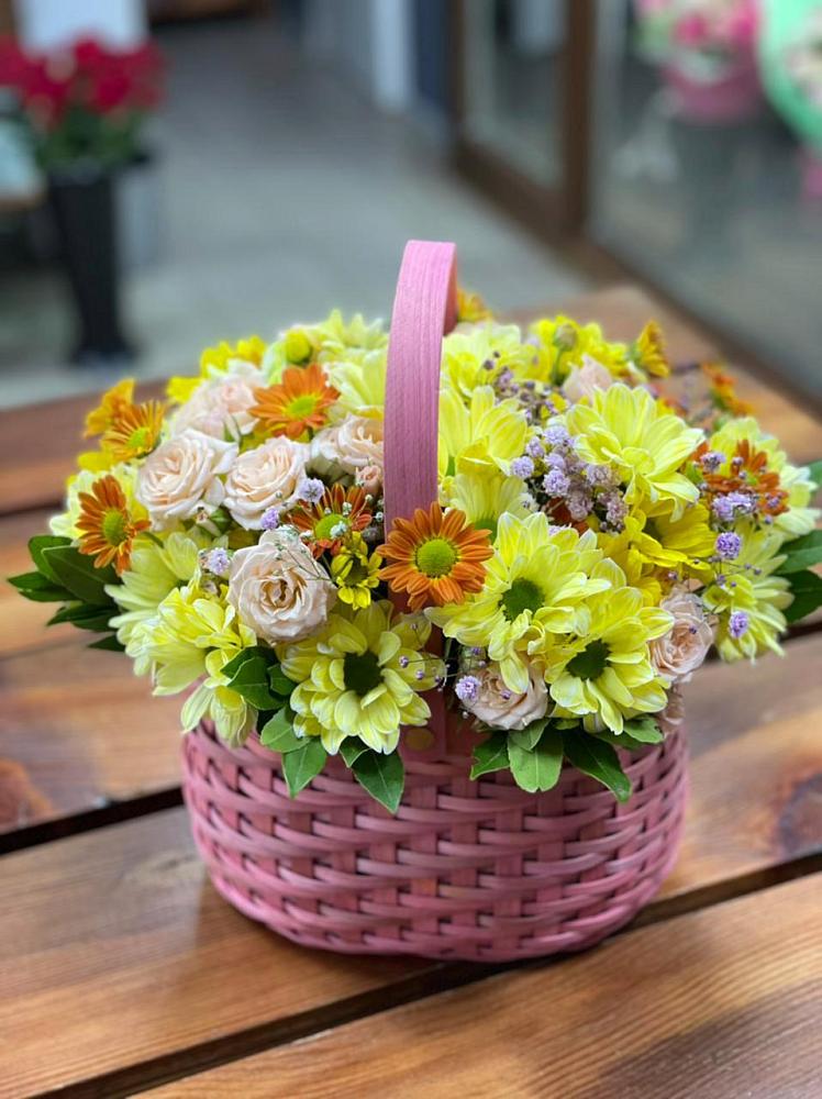 Цветочная композиция из Хризантемы и Розы в корзине в Новокумском
