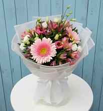 Букет цветов из:  Герберы, Альстромерии и Лизиантусы в Новокумском