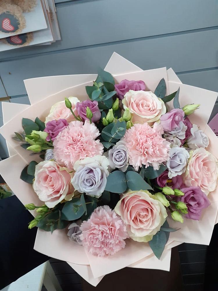 Букет цветов из: Розы, Гвоздики и Лизиантусы в Новокумском