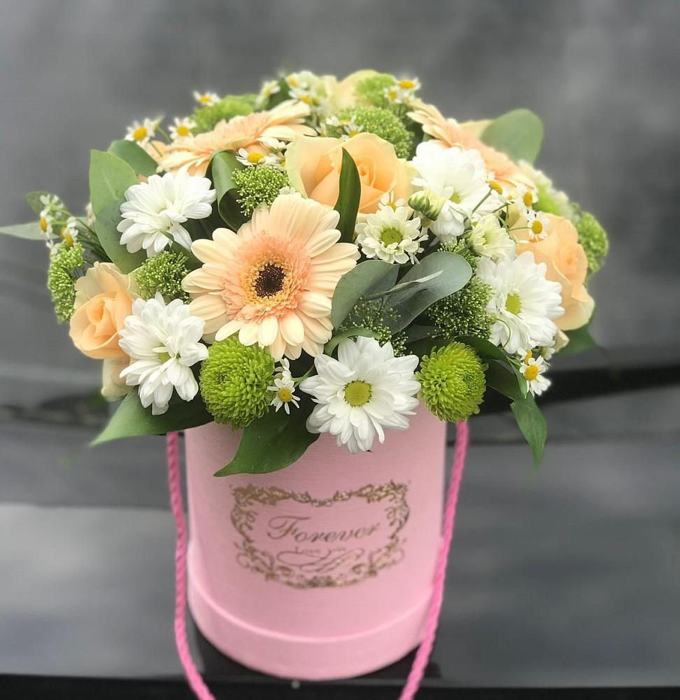 Цветочная композиция из Розы, Герберы и Хризантемы в шляпной коробке в Новокумском