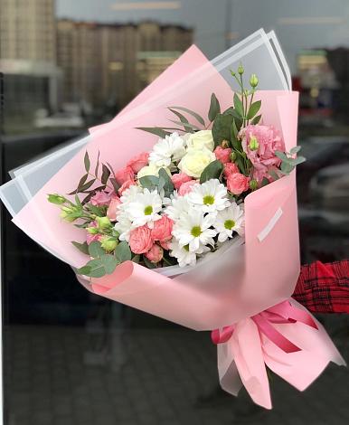 Букет цветов из: Розы, Лизиантусы и Хризантемы в Новокумском