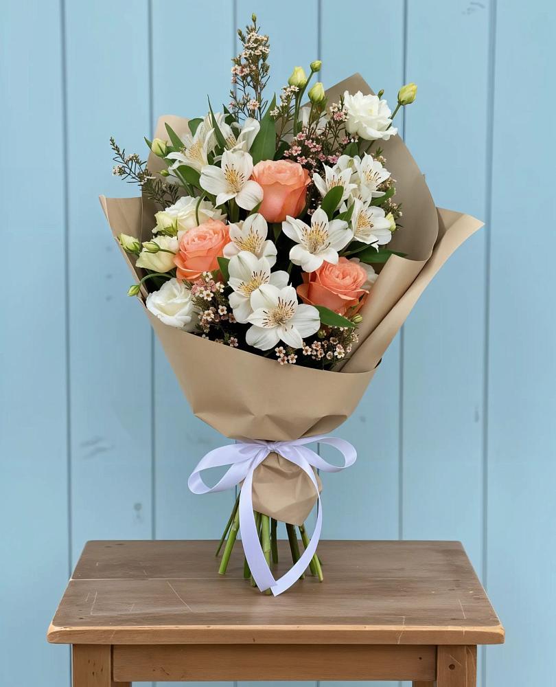 Букет цветов из: Альстромерии, Лизиантусы, Розы и Хризантемы в Новокумском