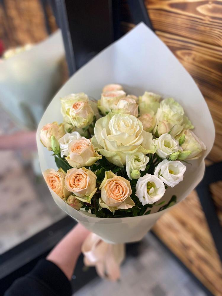 Букет цветов из: Розы и Лизиантусы в Новокумском